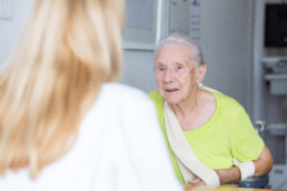 Ältere Frau im Gespräch mit ihrer Ärztin