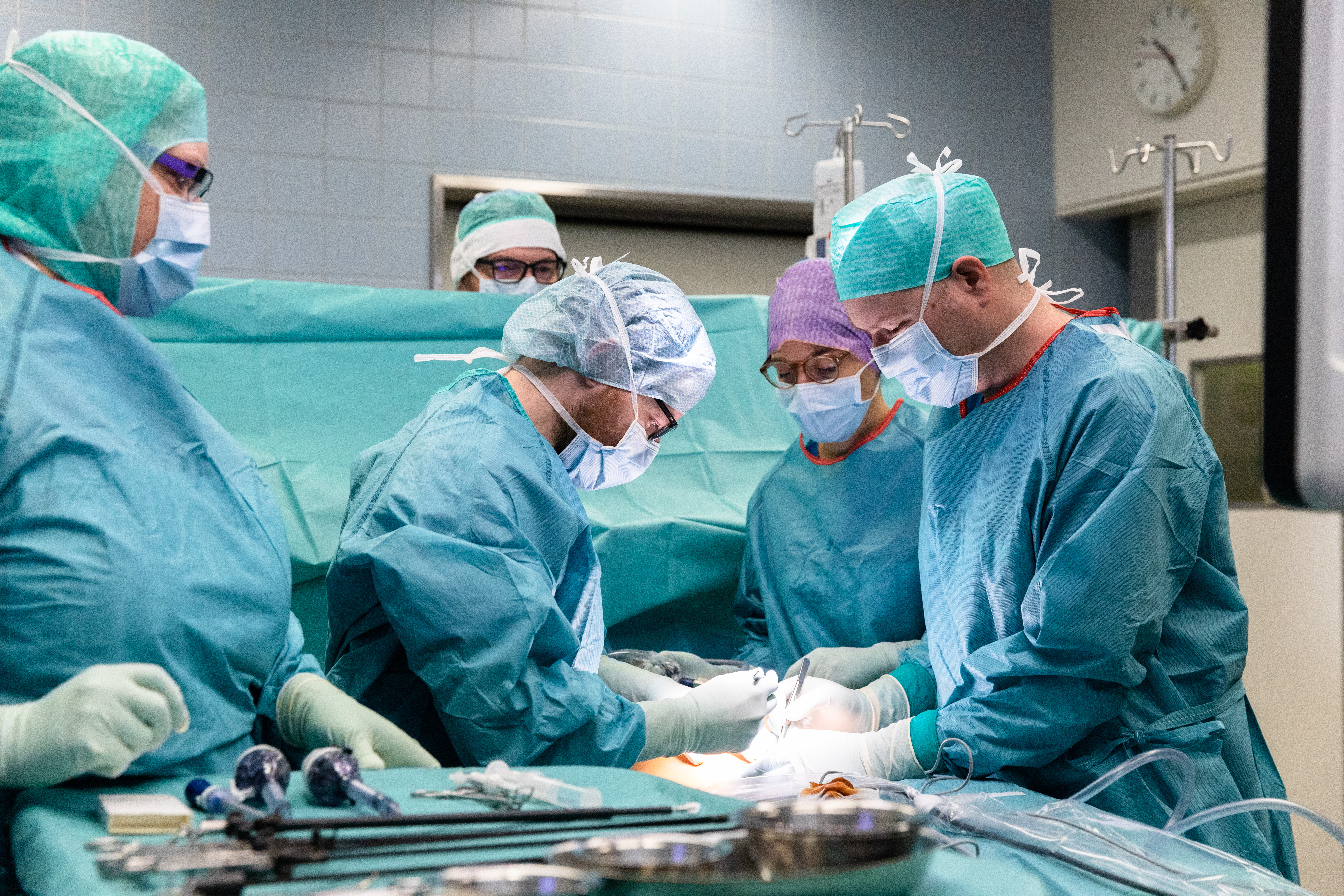Chirurg Philippe Glauser bei einer Operation