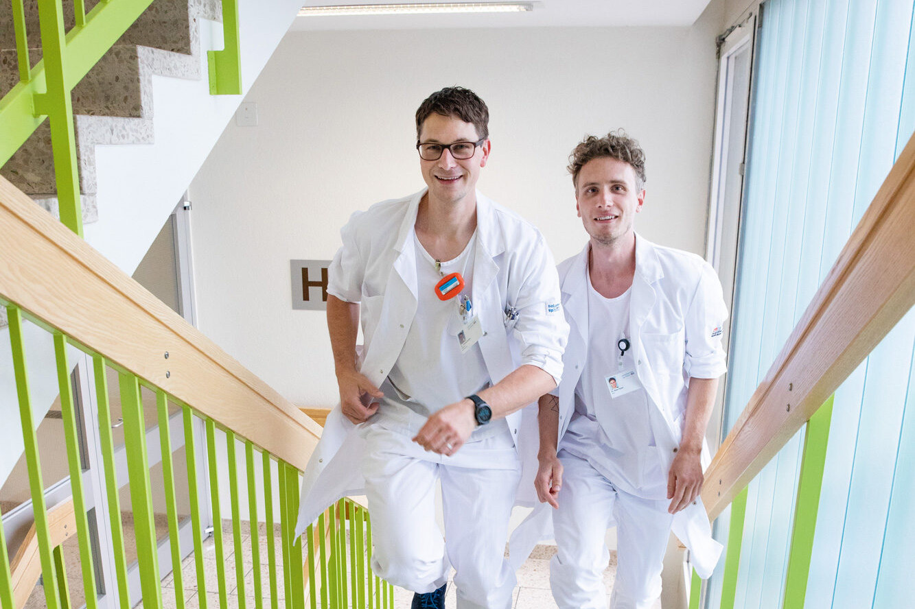 Die Ärzte Tobias Schön und Basil Ryser rennen die Treppe hoch