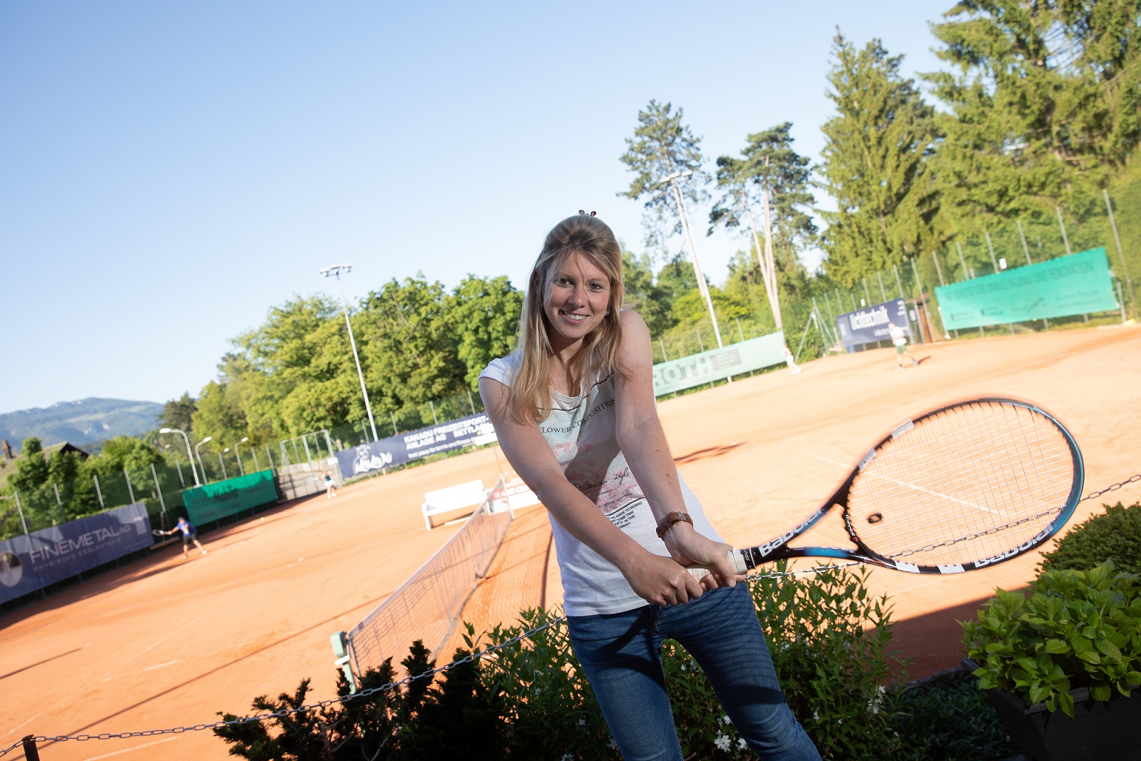 Céline Bürgi spielt Tennis