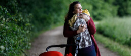 Kontesa Jakupi hält ihr Baby in den Armen