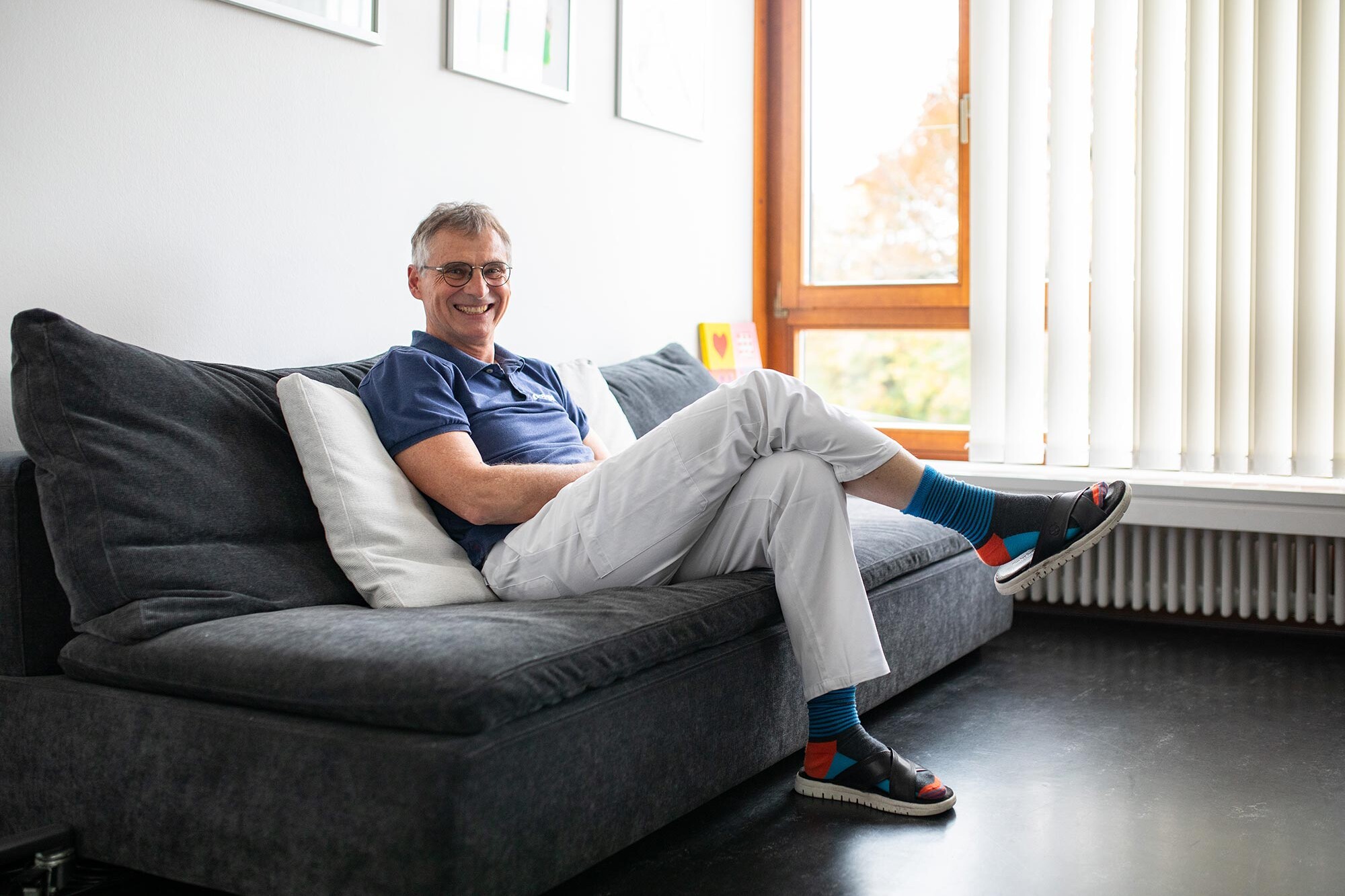 Andreas Gösele sitzt auf einem Sofa