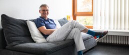 Andreas Gösele sitzt auf einem Sofa