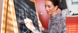 Catherine von Orelli, Chefärztin der Kinder- und Jugendpsychiatrie zeichnet auf eine Wandtafel