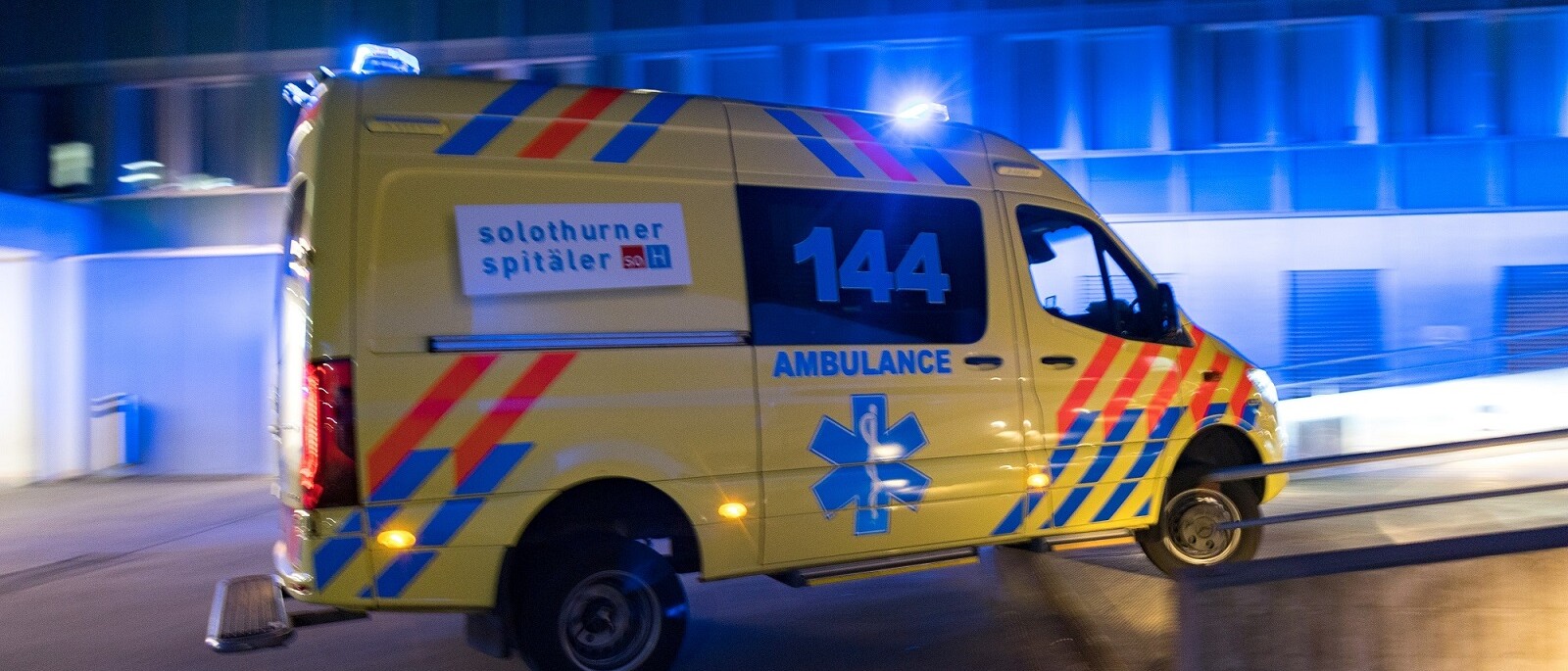 Rettungswagen fährt mit Blaulicht