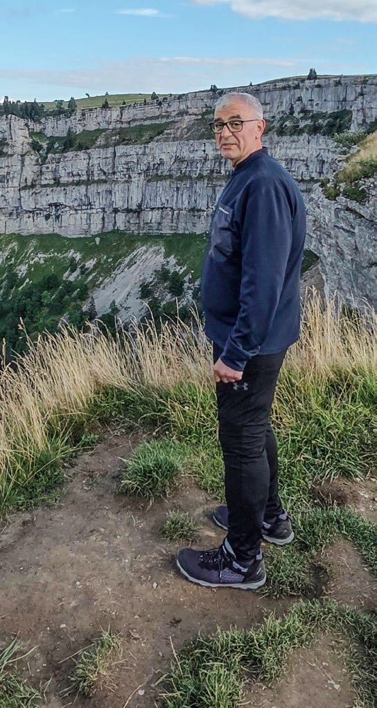 Bild des Patienten beim Wandern.