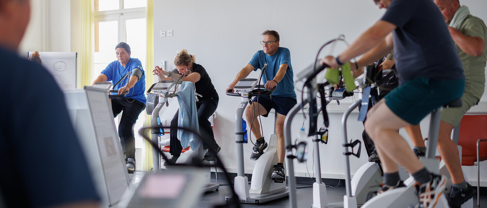 Ein Raum mit Patienten die auf die Velo fahren.