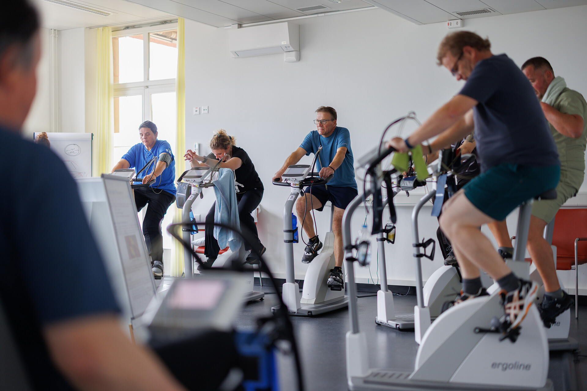 Ein Raum mit Patienten die auf die Velo fahren.