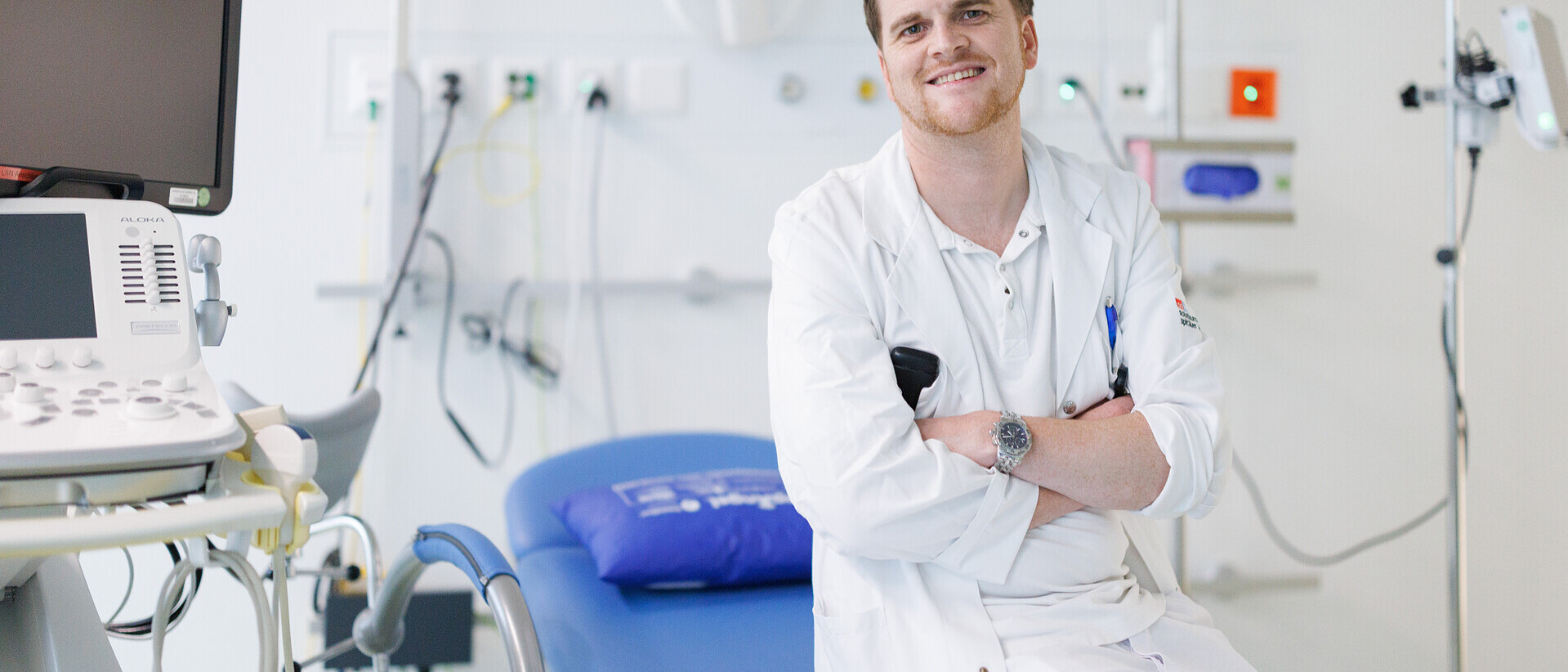 Chefarzt befindet sich im Behandlungsraum.