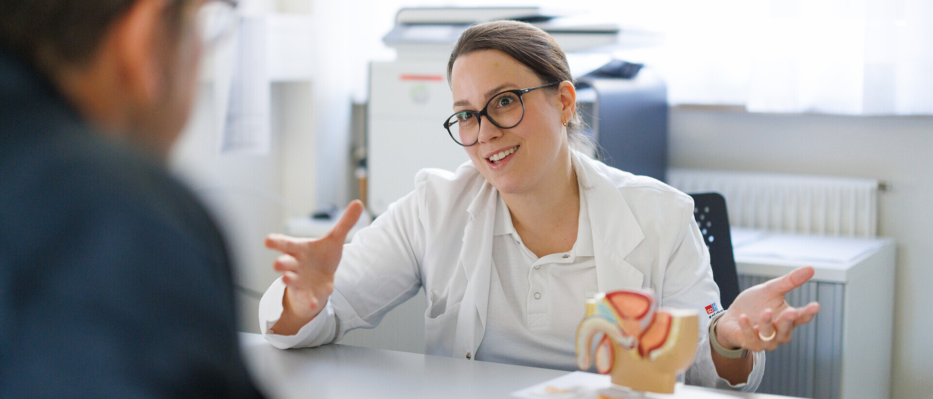 &Auml;rztin im Gespr&auml;ch mit einem Patienten.