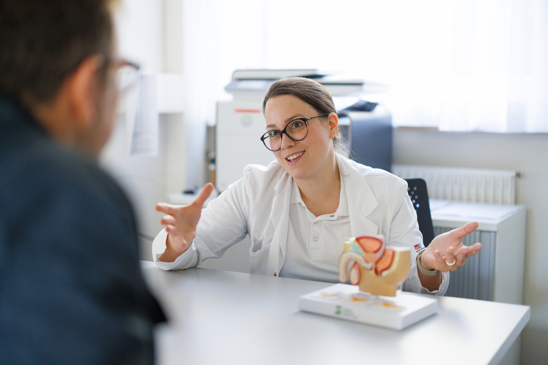 Ärztin im Gespräch mit einem Patienten.
