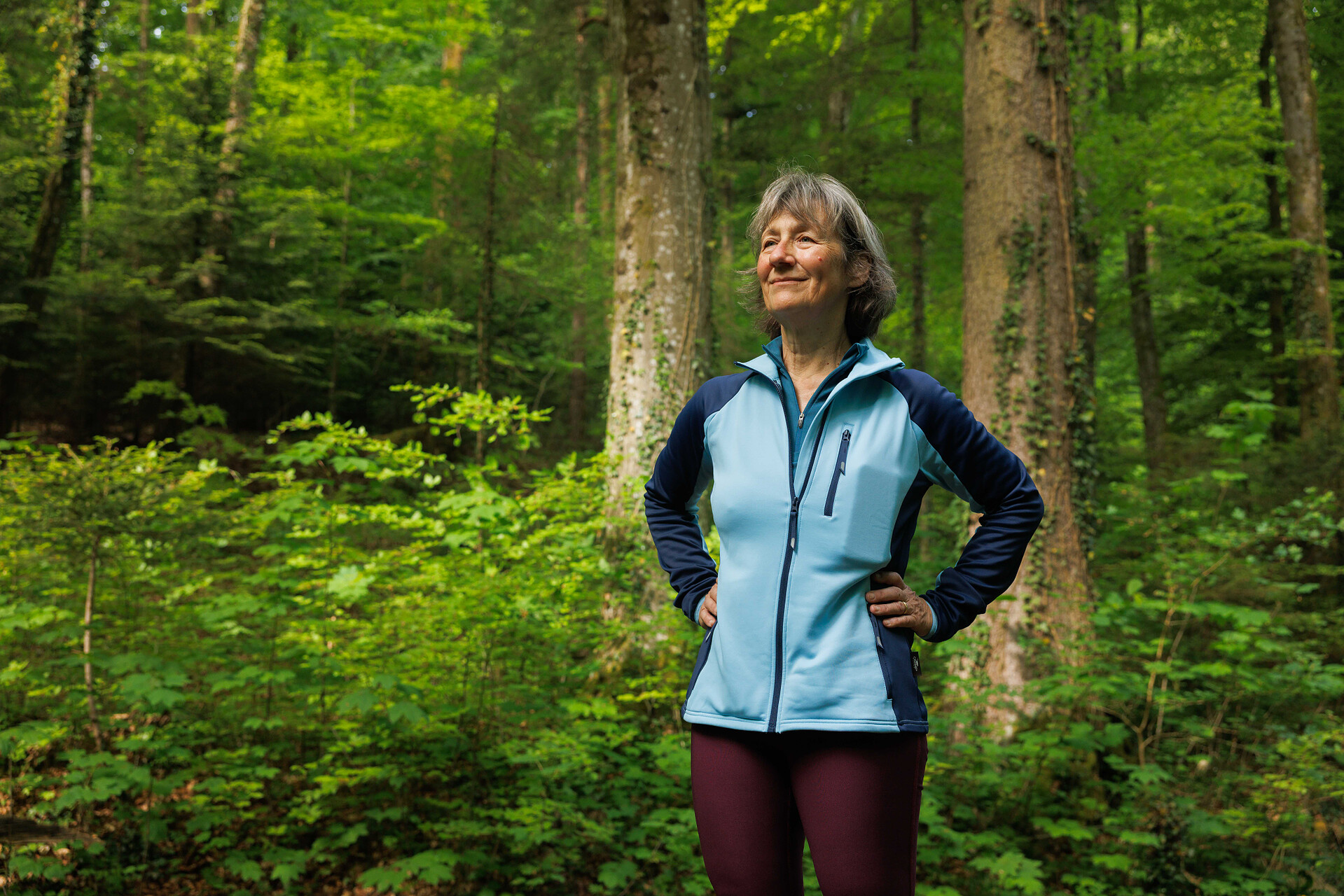 Bild im Wald mit einer Patientin.