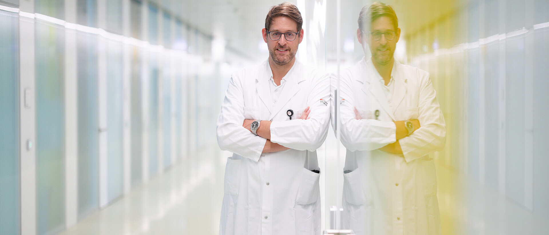 Co-Chefarzt der plastischen Chirurgie steht im Gang.