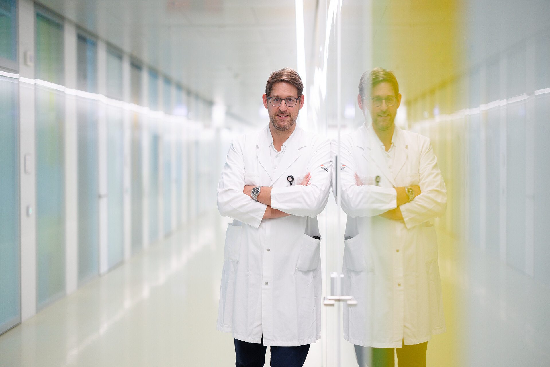 Co-Chefarzt der plastischen Chirurgie steht im Gang.