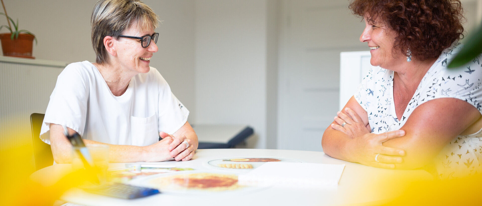 Leiterin der Ernährungsberatung und Patientin im Gespräch.