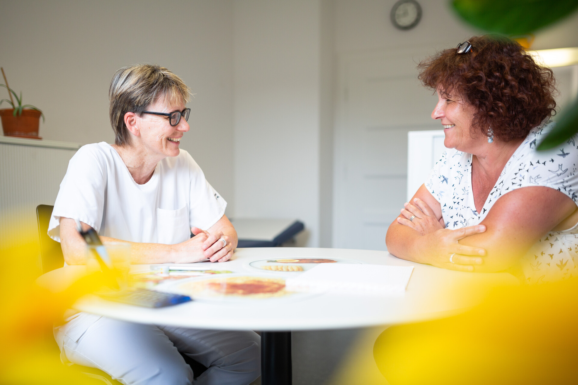 Leiterin der Ernährungsberatung und Patientin im Gespräch.