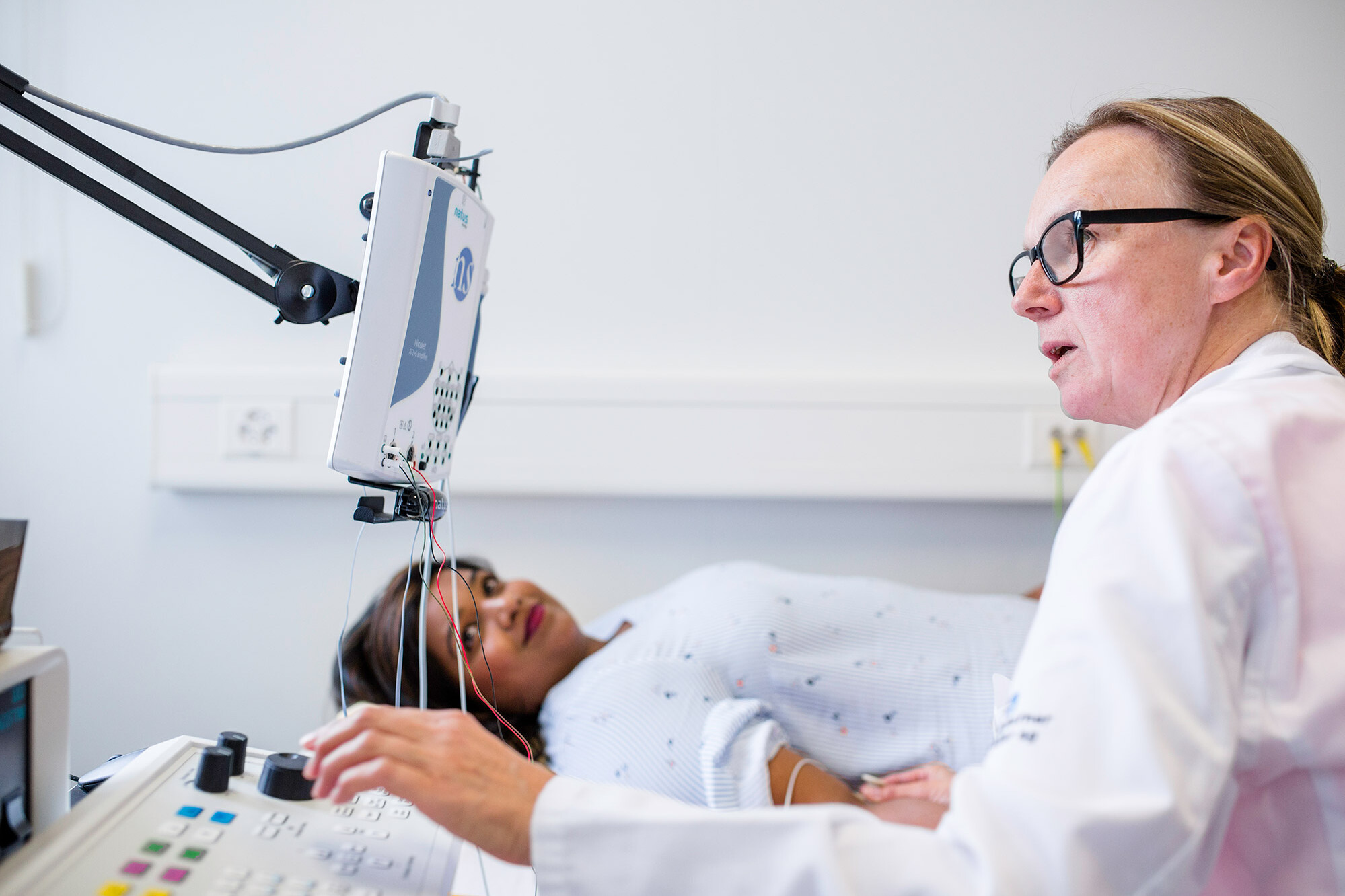Ärztin untersucht eine Patientin