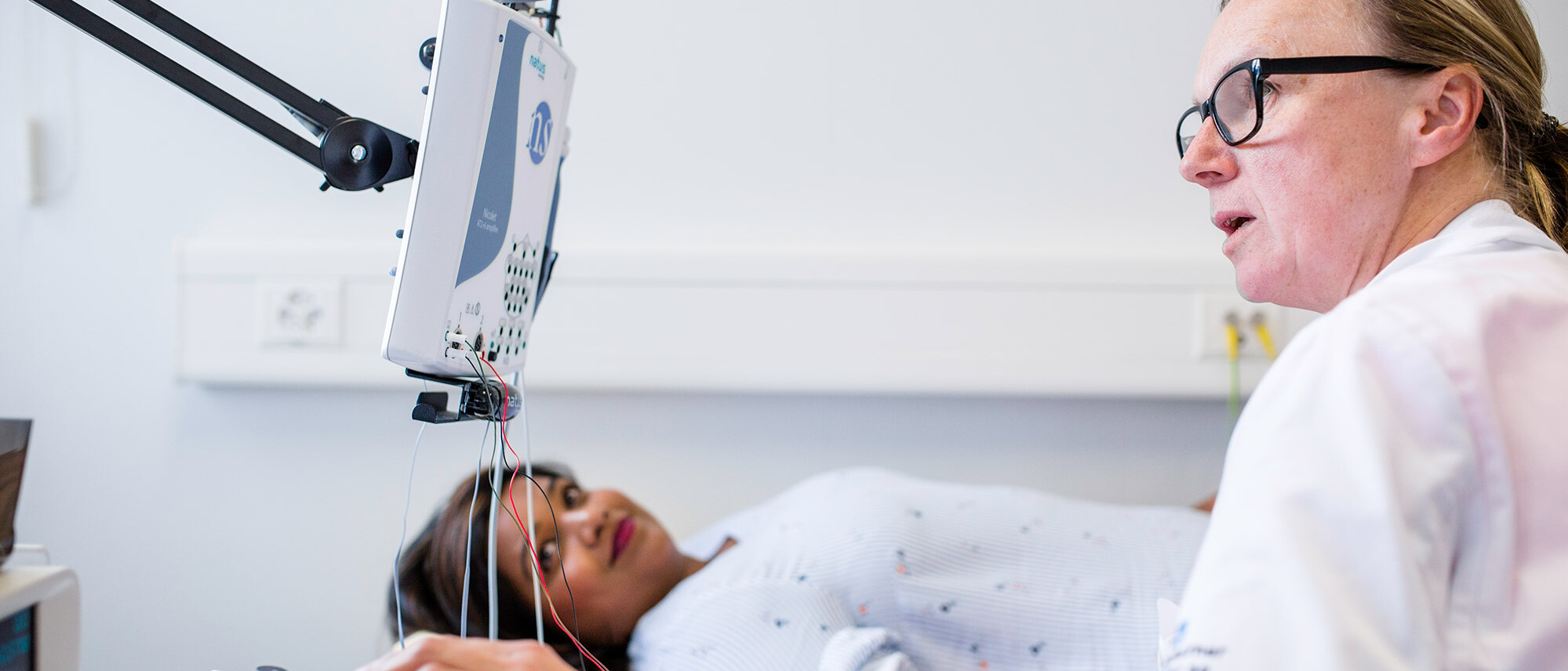 Ärztin untersucht eine Patientin